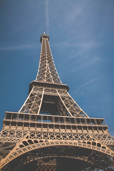角度的埃菲尔铁塔,巴黎
